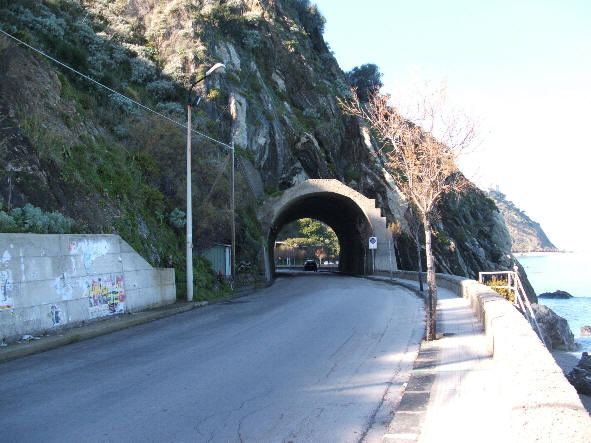 Capo d'Orlando - Galleria nella baia di San Gregorio