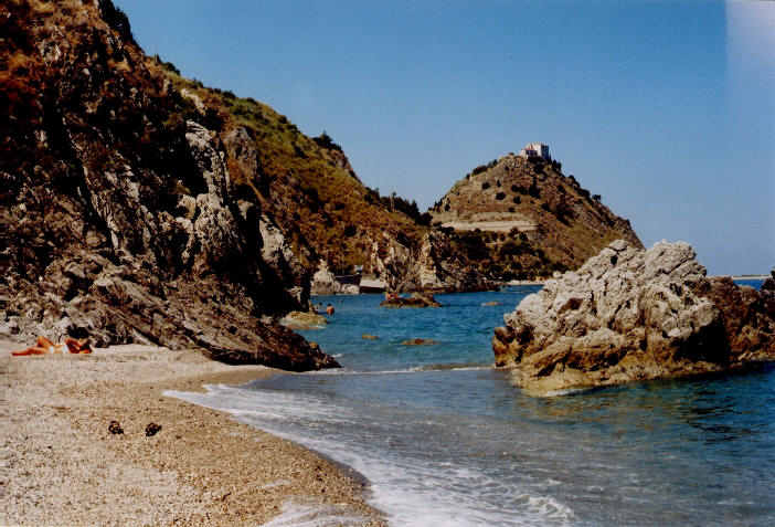 Capo d'Orlando Caratteristici scogli di S. Gregorio width=