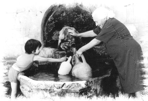 Foto storiche di Capri Leone - Anziana con nipotina alla sorgente