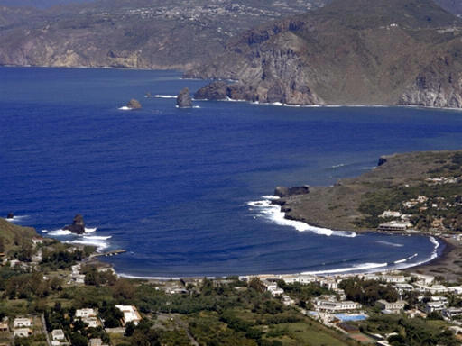 Isole Eolie - La spiaggia nera di Vulcano ed i faraglioni di Lipari
