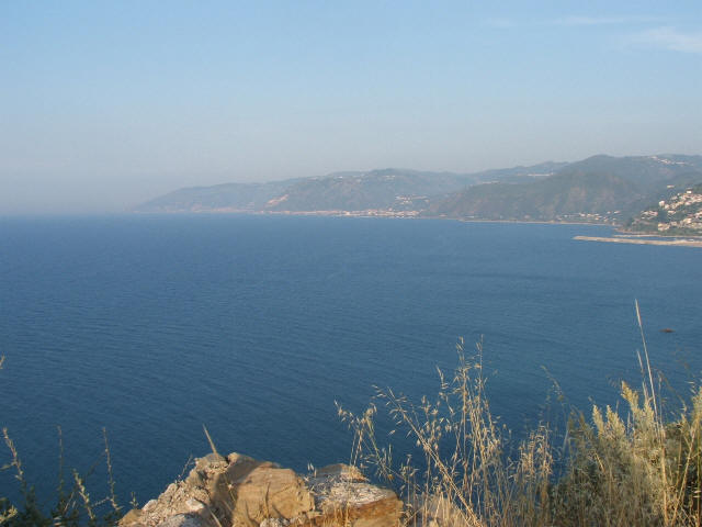 Capo d'Orlando - Ampia veduta della costa tirrenica tra le citt� di Capo d'Orlando (zona di S. Gregorio) e Brolo width=